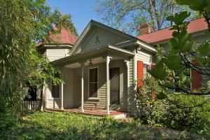 This RHL, a Williamsburg Revival garden estate, was home to which established Raleigh artist and avid horticulturalist?